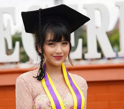 Potret Style Kebaya Gemas Ghea Indrawari Saat Wisuda