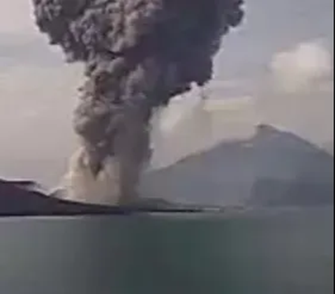 Indonesia dikenal memiliki begitu banyak gunung. Baik itu yang masih aktif maupun 'tidur'.