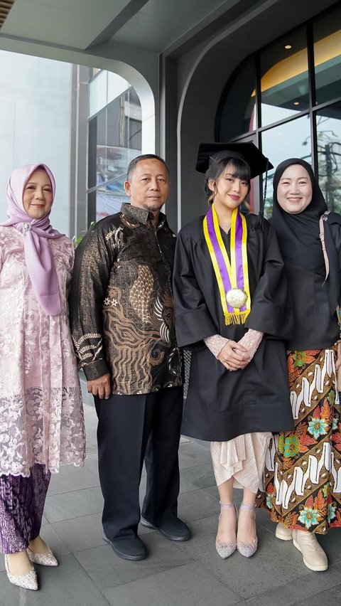 Potret Style Kebaya Gemas Ghea Indrawari Saat Wisuda