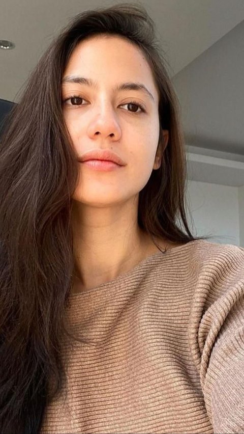 Pevita Pearce is also beautiful and charming even without makeup.