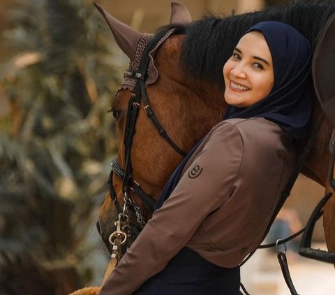 10 Aksi Zaskia Sungkar saat Menunggang Kuda, Makin Jago dan Penampilannya Curi Perhatian