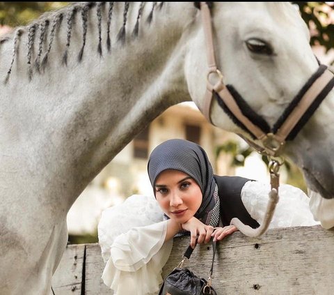 10 Aksi Zaskia Sungkar saat Menunggang Kuda, Makin Jago dan Penampilannya Curi Perhatian