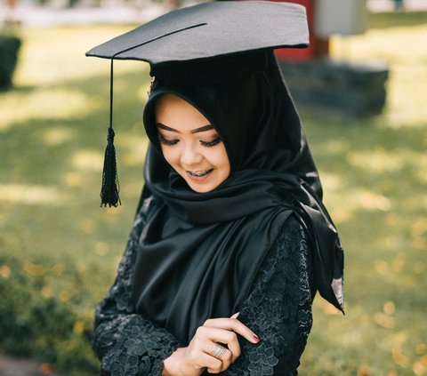 Tampil Beda di Hari Wisuda dengan Style Hijab Simpel Tapi Stand Out