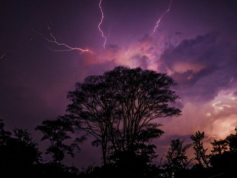 Terrifying Moments of Natural Phenomena at Night, Suddenly Hearing Explosions Similar to Bombs in the Clear Sky, What Does It Indicate?