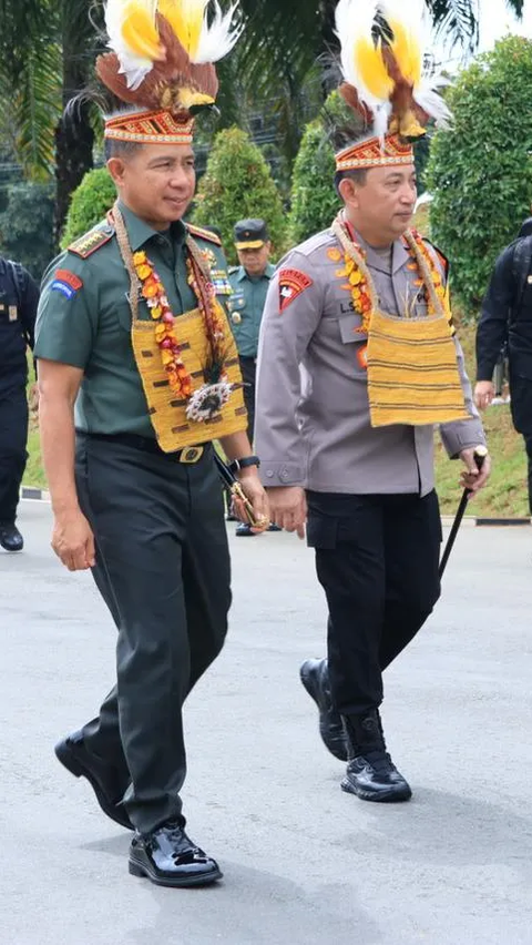Potret Dua Jenderal TNI-Polri Kompak Kunjungi Papua<br>