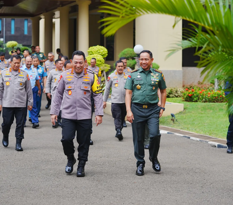 Potret Dua Jenderal TNI-Polri Kompak Kunjungi Papua