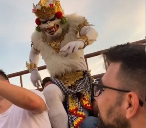 Viral Pria Lamar Kekasihnya saat Nonton Pertunjukan Tari Kecak di Bali, Dibantu Sosok Hanoman