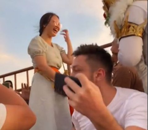 Viral Pria Lamar Kekasihnya saat Nonton Pertunjukan Tari Kecak di Bali, Dibantu Sosok Hanoman