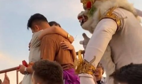 Viral Pria Lamar Kekasihnya saat Nonton Pertunjukan Tari Kecak di Bali, Dibantu Sosok Hanoman