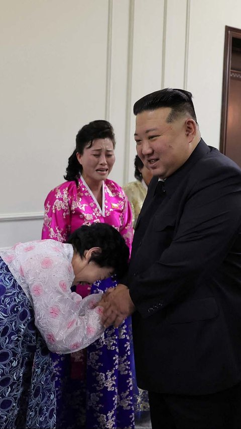 Dalam foto-foto yang diriis KCNA, Kim terlihat gembira ketika bertemu ibu-ibu.
