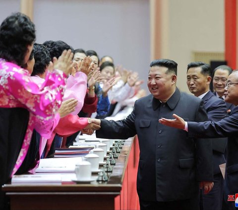 FOTO: Momen Langka Kim Jong-un Menangis Saat Pidato di Depan Ibu Ibu Korea Utara