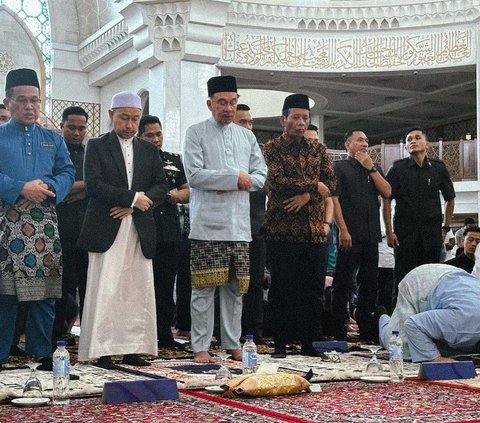 FOTO: Keakraban Mahfud MD dan PM Malaysia Anwar Ibrahim Salat Jumat hingga Makan Siang Bareng