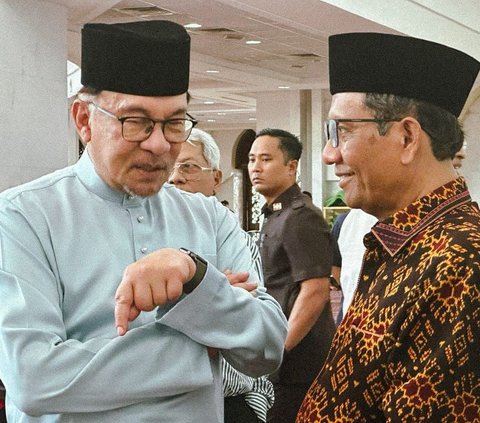 FOTO: Keakraban Mahfud MD dan PM Malaysia Anwar Ibrahim Salat Jumat hingga Makan Siang Bareng