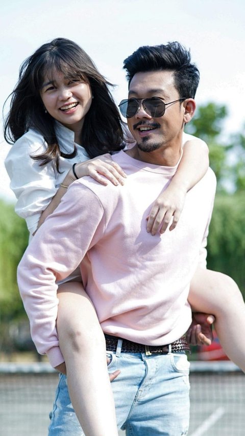Asking for Name Suggestions When Embracing a Beautiful Girl, Denny Sumargo is Reported to Cici Oliv