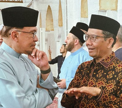 FOTO: Keakraban Mahfud MD dan PM Malaysia Anwar Ibrahim Salat Jumat hingga Makan Siang Bareng