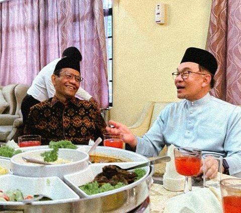 FOTO: Keakraban Mahfud MD dan PM Malaysia Anwar Ibrahim Salat Jumat hingga Makan Siang Bareng