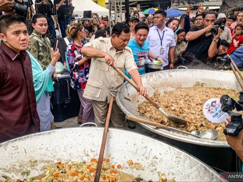 Saat Prabowo Sekuat Tenaga Mengaduk Makanan dalam Panci Raksasa untuk Warga Cilincing