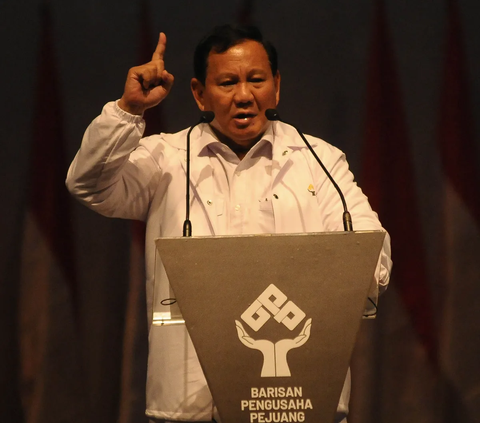 Saat Prabowo Sekuat Tenaga Mengaduk Makanan dalam Panci Raksasa untuk Warga Cilincing