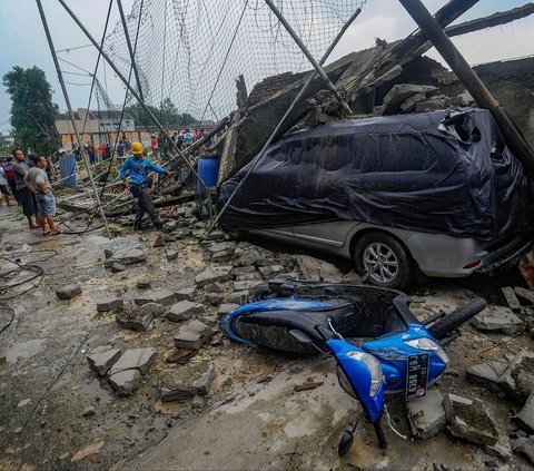 FOTO: Tembok Lapangan Sekolah Roboh Timpa Mobil dan Motor di Depok