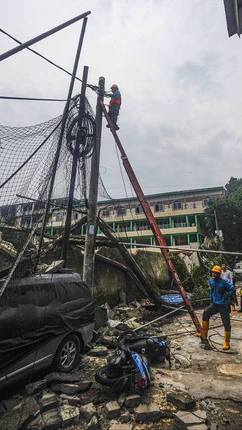 Beruntung tidak ada korban jiwa maupun luka dalam insiden ini.