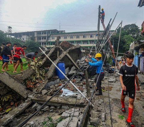 FOTO: Tembok Lapangan Sekolah Roboh Timpa Mobil dan Motor di Depok