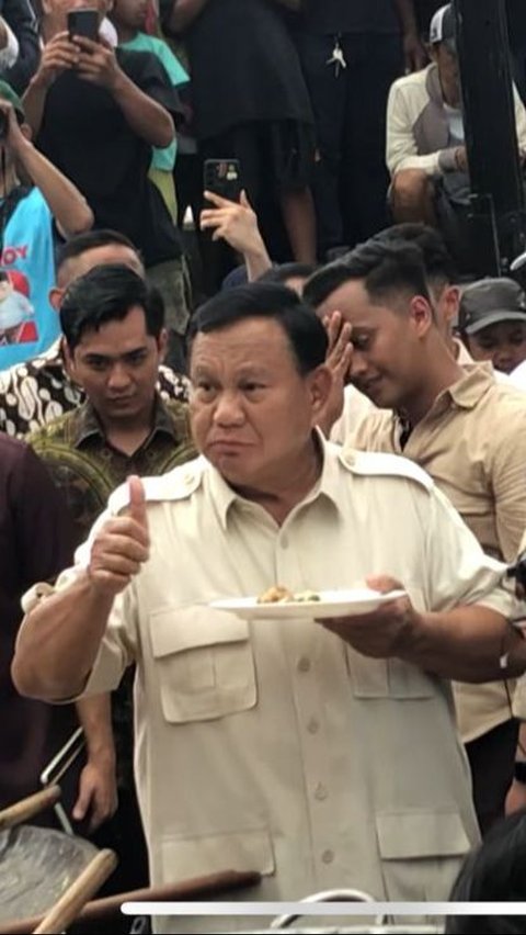 Momen Prabowo Masak Besar, Joget Gemoy hingga Bagi-Bagi Kaos di Jakarta Utara