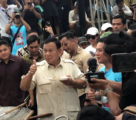 Momen Prabowo Masak Besar, Joget Gemoy hingga Bagi-Bagi Kaos di Jakarta Utara