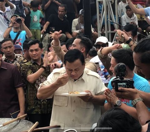 Momen Prabowo Masak Besar, Joget Gemoy hingga Bagi-Bagi Kaos di Jakarta Utara