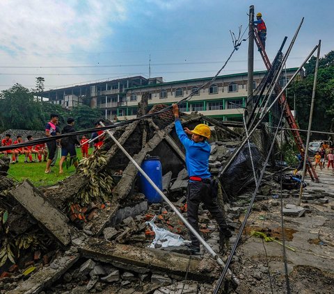 FOTO: Tembok Lapangan Sekolah Roboh Timpa Mobil dan Motor di Depok