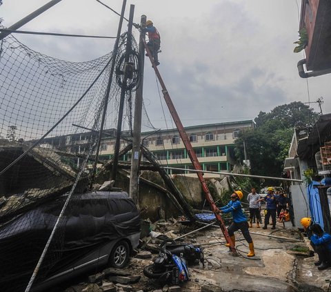 FOTO: Tembok Lapangan Sekolah Roboh Timpa Mobil dan Motor di Depok