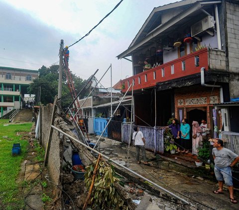 FOTO: Tembok Lapangan Sekolah Roboh Timpa Mobil dan Motor di Depok