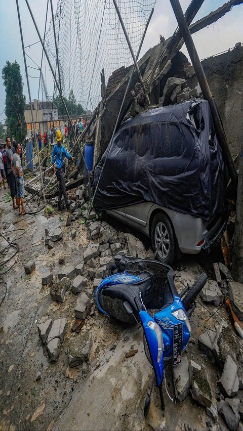 FOTO: Tembok Lapangan Sekolah di Depok Roboh Timpa Mobil dan Motor