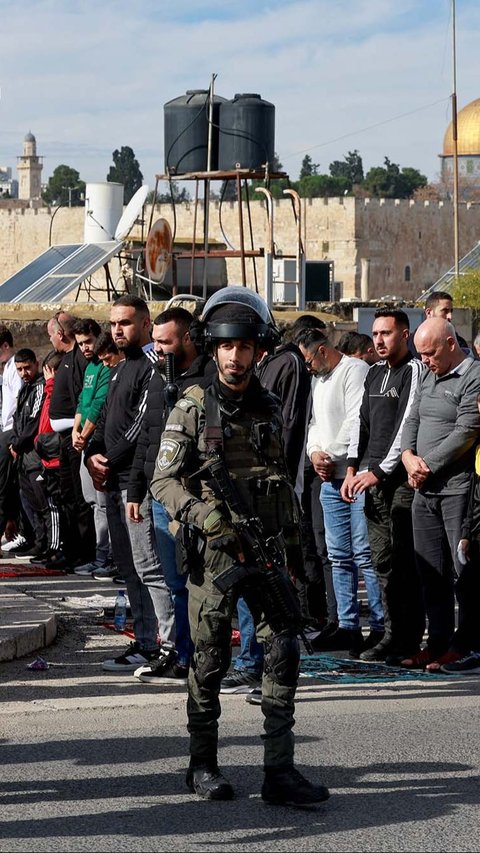 FOTO: Potret Polisi Israel Bersenjata Lengkap Jaga Ketat Warga Palestina yang Salat Jumat di Luar Masjid Al-Aqsa