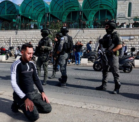 FOTO: Potret Polisi Israel Bersenjata Lengkap Jaga Ketat Warga Palestina yang Salat Jumat di Luar Masjid Al-Aqsa