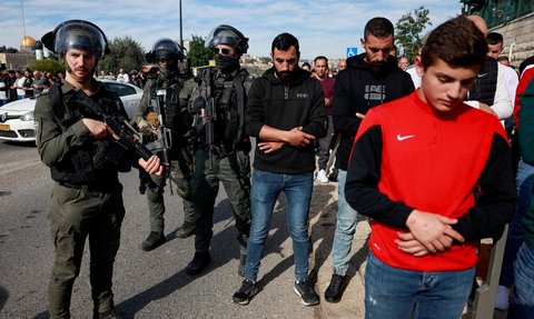 FOTO: Potret Polisi Israel Bersenjata Lengkap Jaga Ketat Warga Palestina yang Salat Jumat di Luar Masjid Al-Aqsa