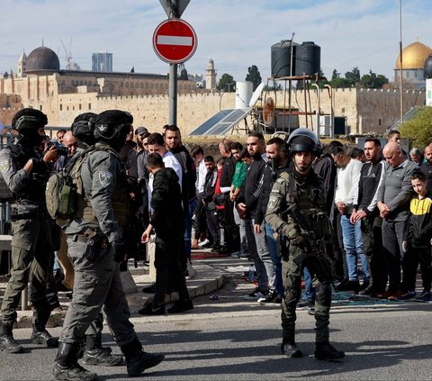 FOTO: Potret Polisi Israel Bersenjata Lengkap Jaga Ketat Warga Palestina yang Salat Jumat di Luar Masjid Al-Aqsa