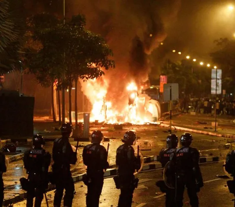 Polisi Kantongi Foto Pelaku Pembakaran Mobil dan Warung di Depok