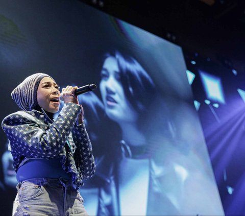 Musisi Melly Goeslaw resmi merilis lagu duet bersama mendiang Nike Ardilla di Jakarta, Jumat (8/12/2023). Lagu tersebut berjudul 
