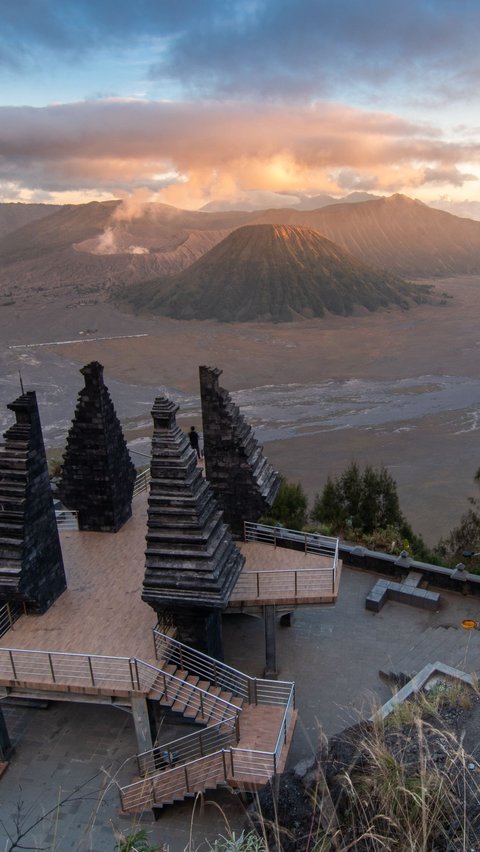 1. Menyaksikan indahnya Matahari Terbit di Gunung Bromo