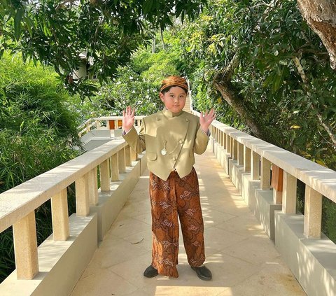 Pose Gemas Keano Pakai Baju Adat Jawa<br>