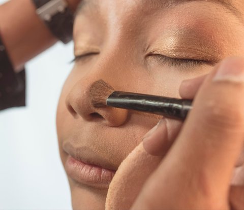 Kontur Hidung Lebih Mudah dengan Mengorbankan 1 Kuas Makeup
