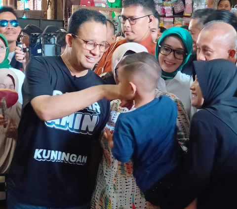 Blusukan ke Pasar Kepuh Kuningan, Anies Lagi Jajan Salfok Dipanggil-panggil Anak Kecil