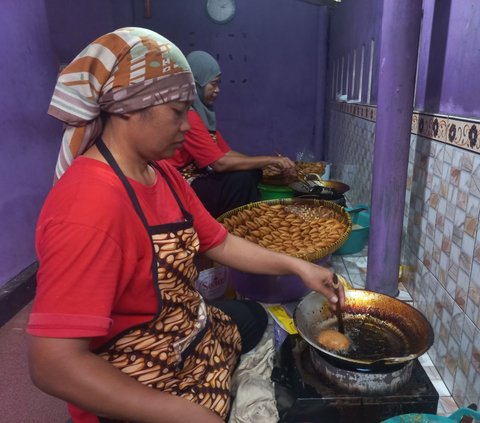 “Awalnya kan ada pelatihan dari Dinas Pariwisata Kabupaten Bantul, lalu saya mencari apa makanan khas yang bisa diangkat. Kemudian saya tepikir adrem,” kata perempuan yang akrab disapa Dewi, Sabtu (8/12).