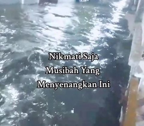 Viral Penampakan Gang di Surabaya Terkena Banjir, Aksi Pria Berenang Ini Curi Perhatian