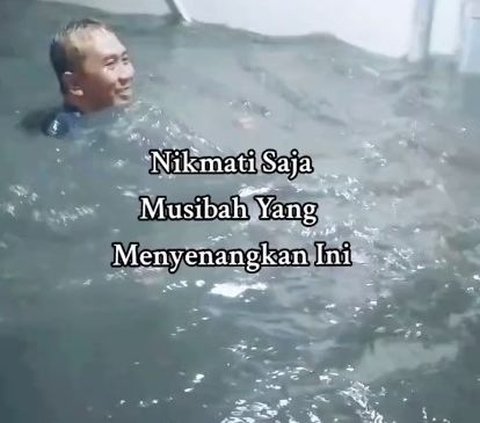 Viral Penampakan Gang di Surabaya Terkena Banjir, Aksi Pria Berenang Ini Curi Perhatian