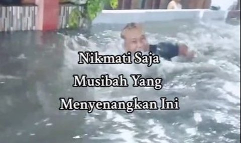 Viral Penampakan Gang di Surabaya Terkena Banjir, Aksi Pria Berenang Ini Curi Perhatian