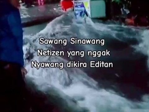 Viral Penampakan Gang di Surabaya Terkena Banjir, Aksi Pria Berenang Ini Curi Perhatian