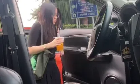Begini Susahnya Cewek Naik Mobil yang Sebelumnya Dipakai Cowok, Nyetir