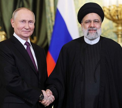 Presiden Rusia Vladimir Putin menyambut hangat kedatangan Presiden Iran Ebrahim Raisi di Kremlin, Moskow, Rusia, pada 7 Desember 2023. Pertemuan ini merupakan bagian dari diplomasi Timur Tengah yang dilakukan Putin setelah mengunjungi Arab Saudi dan Uni Emirat Arab.