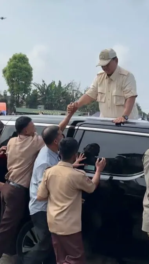 <br>Massa Teriak Sambut Kedatangan Prabowo di Posko Evakuasi Marapi: Pak Gemoy Mau foto!